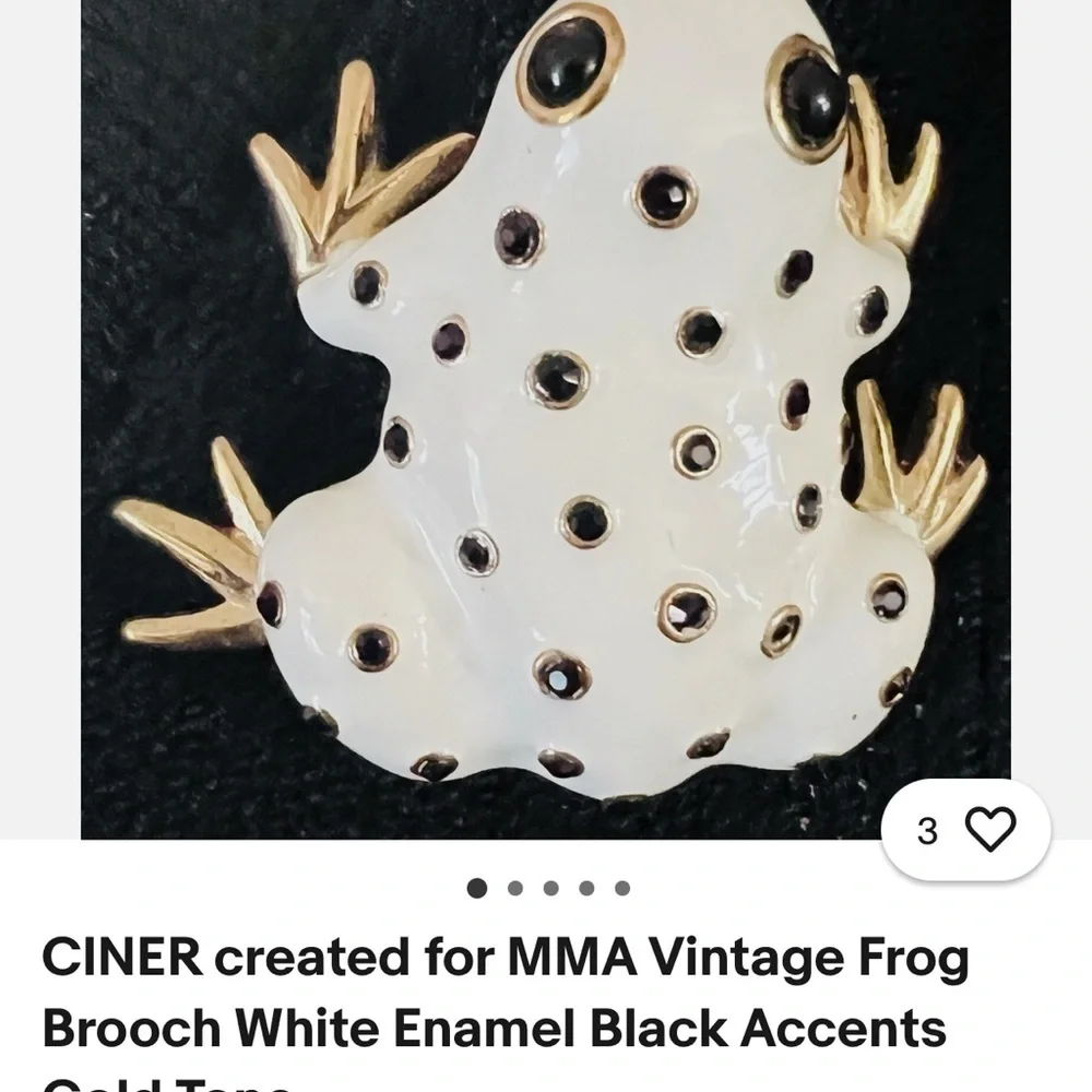 🐸Ribbit!! Ribbit!!Vintage Frog Broach with white enamel and gold tone accents .